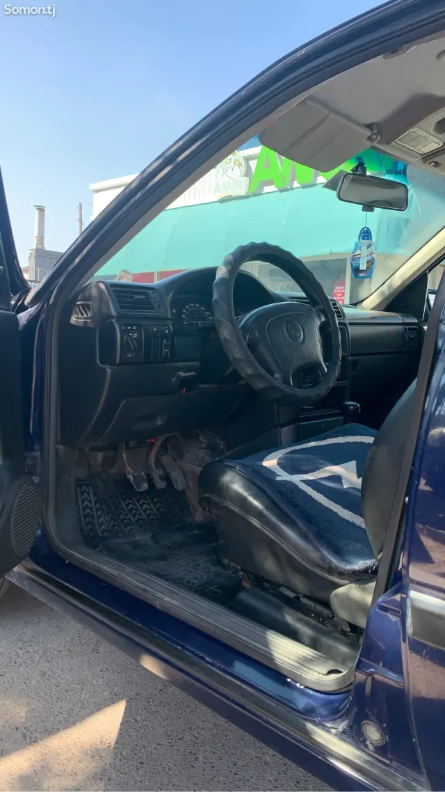 Opel Vectra A 1994 · 1.6 MT