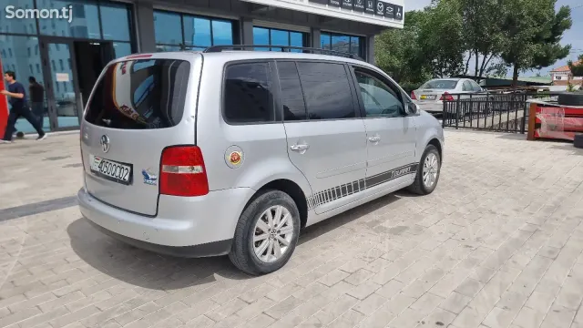 Volkswagen Touran 2006 · 1.6 AT