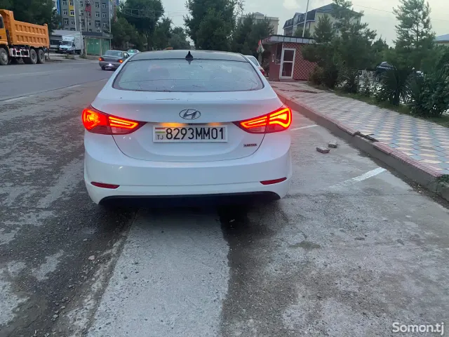 Hyundai Elantra 2015 · 1.6 AT
