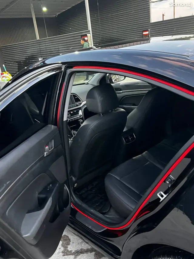 Hyundai Avante 2015 · 1.7 AT