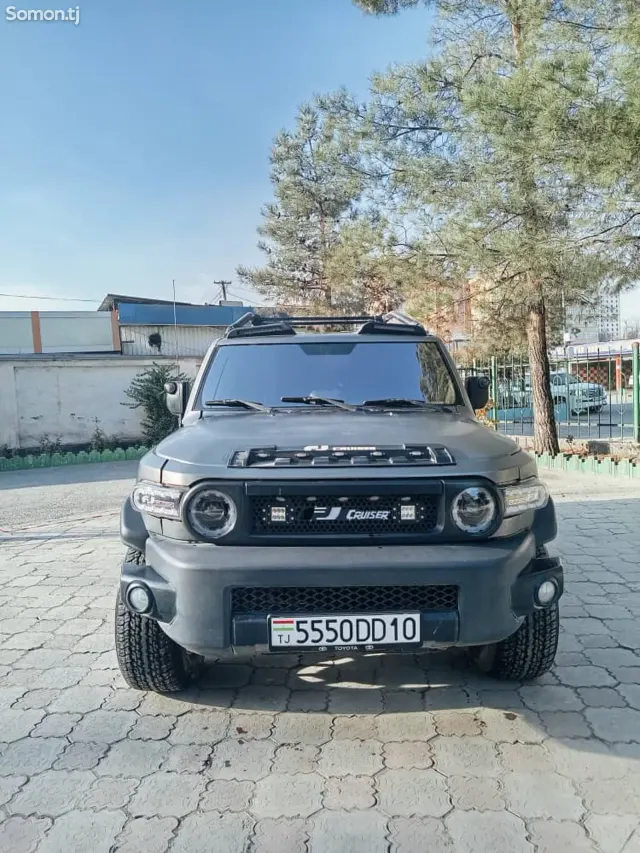 Toyota FJ Cruiser 2013 · 2.0 AT