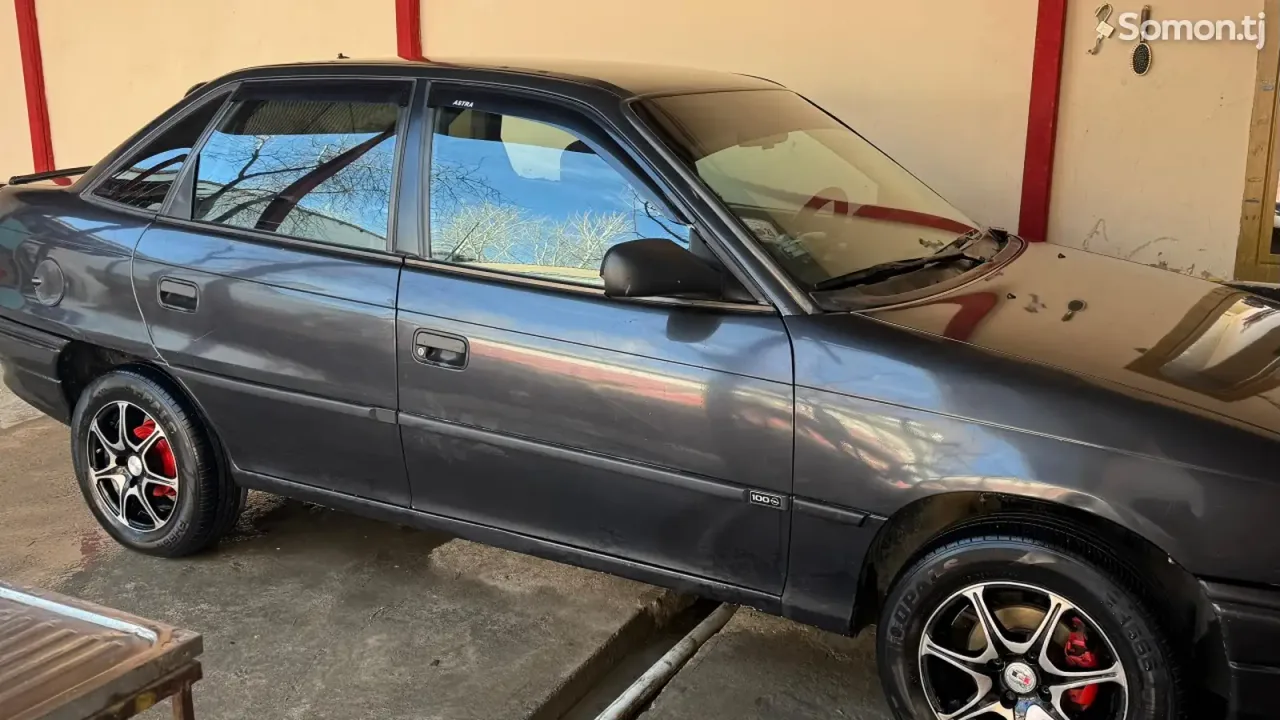 Opel Astra F 1995 · 1.6 MT