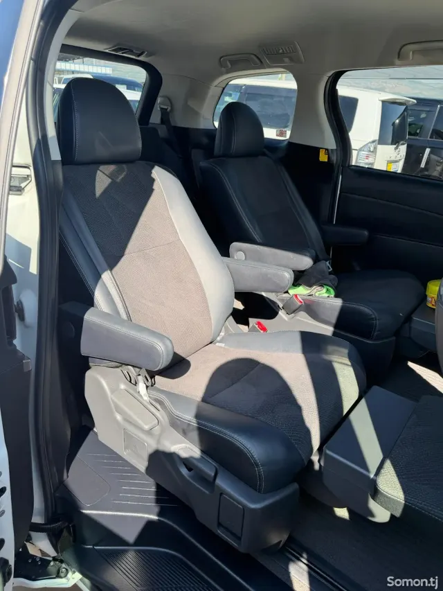 Toyota Estima 2014 · 2.4 AT