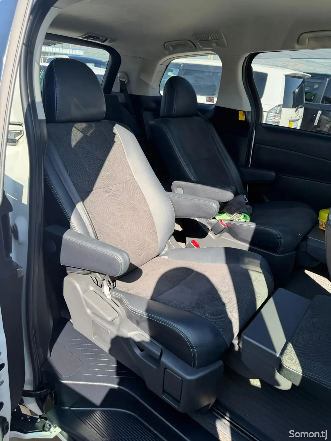 Toyota Estima 2014 · 2.4 AT