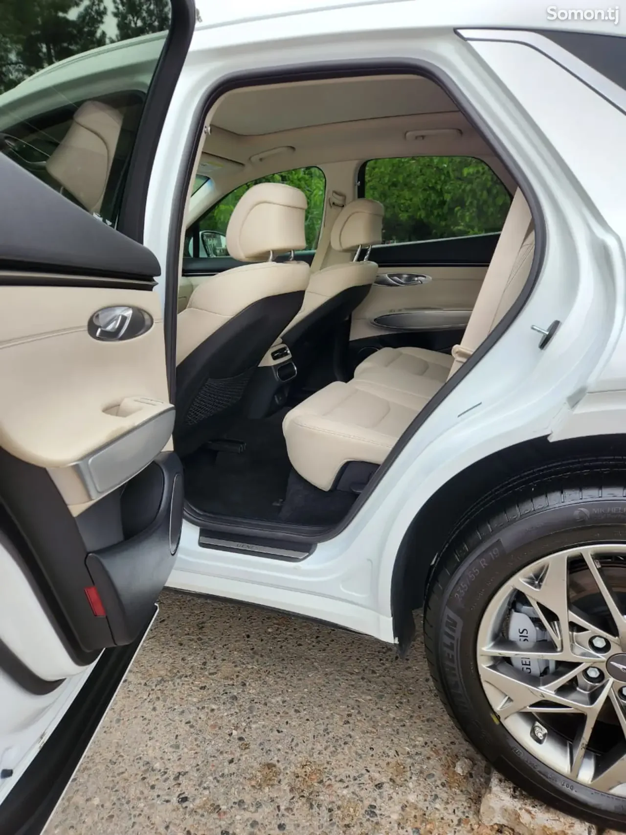 Hyundai Genesis 2024 · 2.5 AT