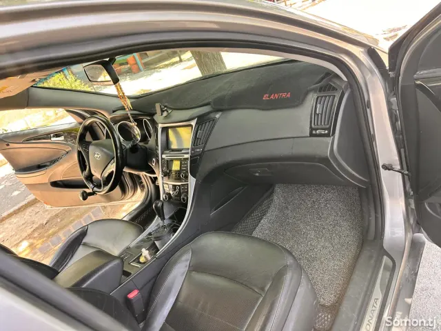 Hyundai Elantra 2010 · 2.0 AT