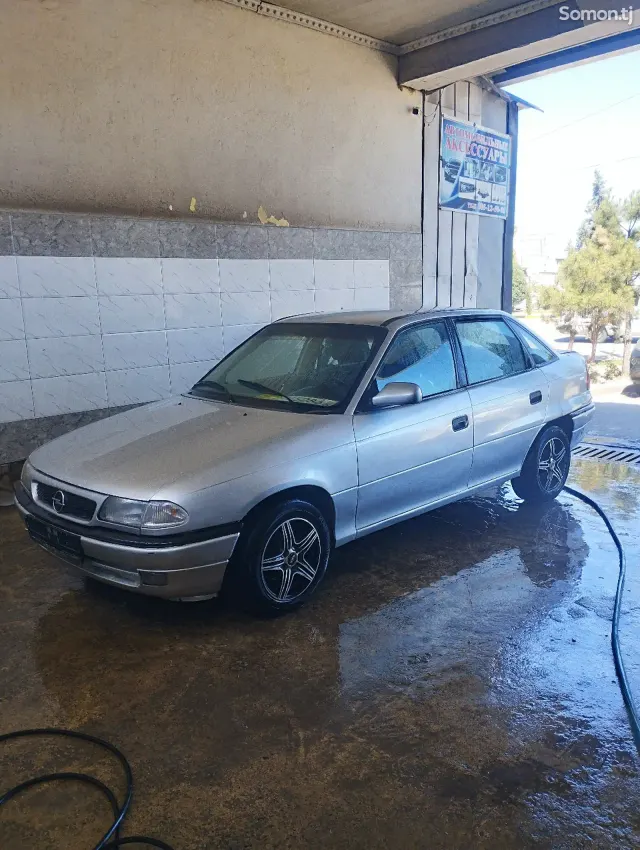 Opel Astra F 1994 · 1.6 MT