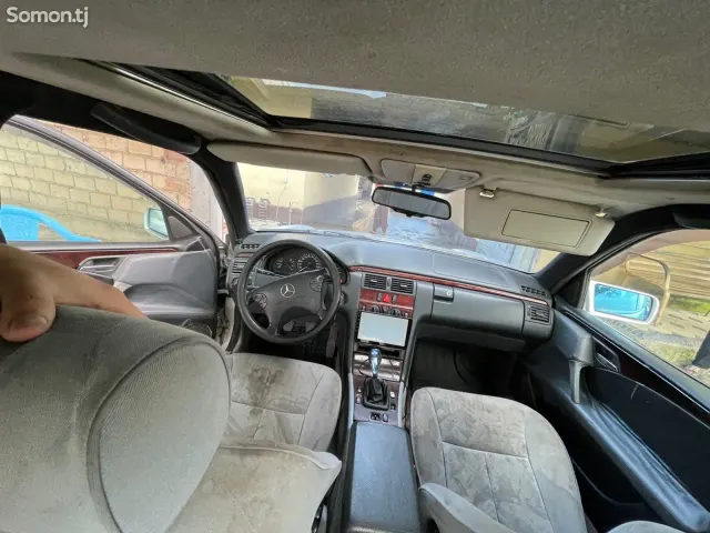 Mercedes-Benz E class 1996 · 2.3 MT