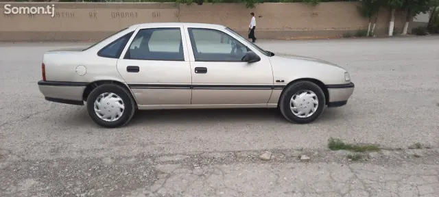 Opel Vectra A 1992 · 1.6 MT