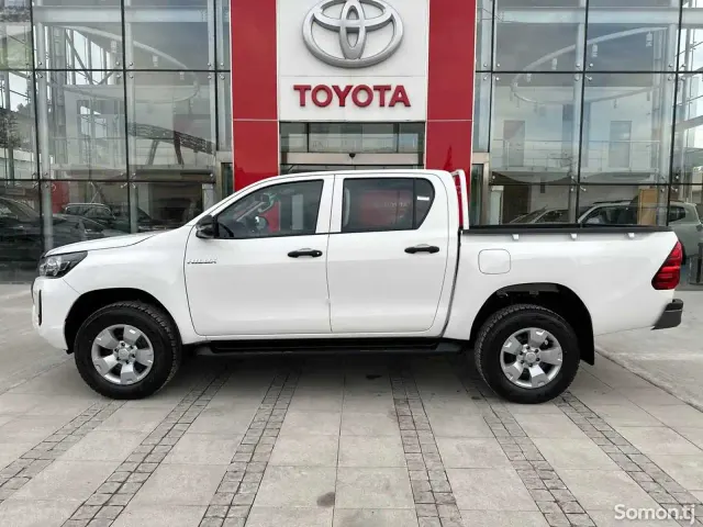 Toyota Hilux 2025 · 2.4 MT