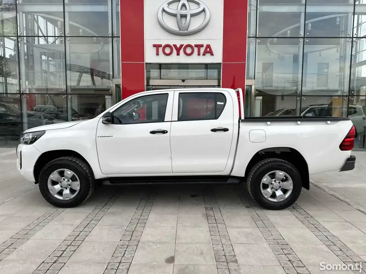Toyota Hilux 2025 · 2.4 MT