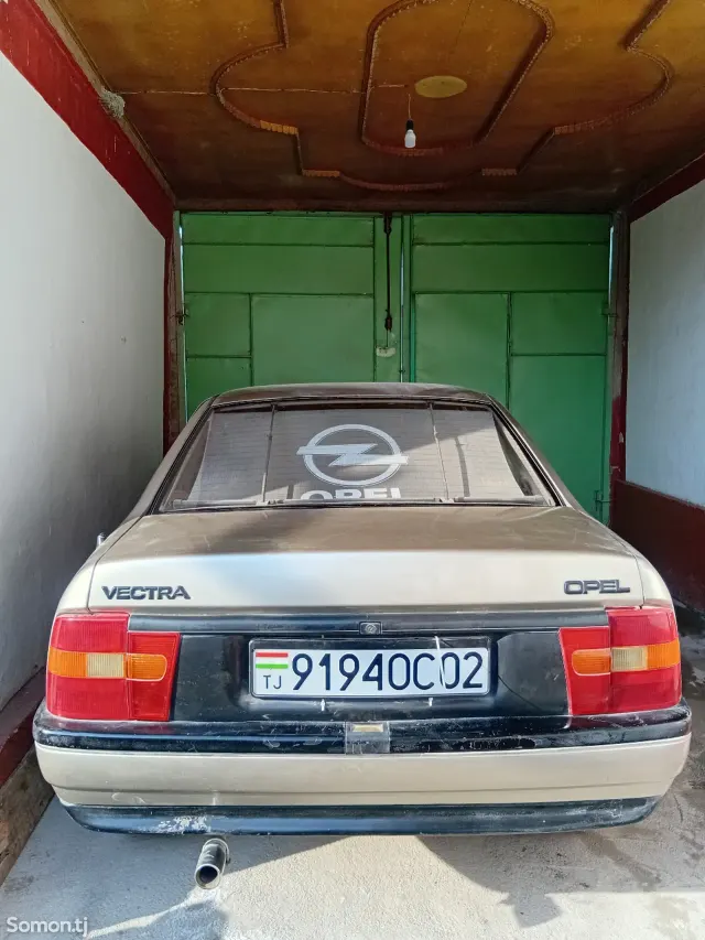 Opel Vectra A 1989 · 1.6 MT