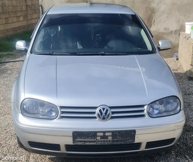 Volkswagen Golf 2003 · 1.6 MT