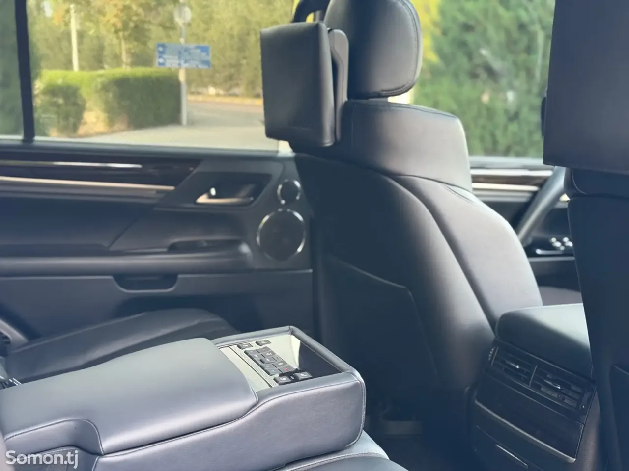 Lexus LX series 2019 · 5.7 AT