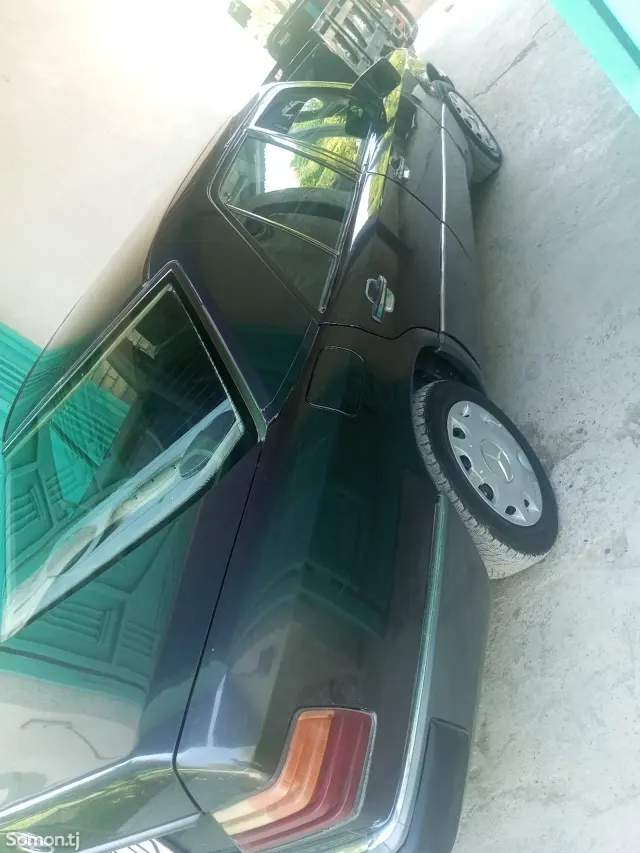 Mercedes-Benz W124 1992 · 2.5 MT
