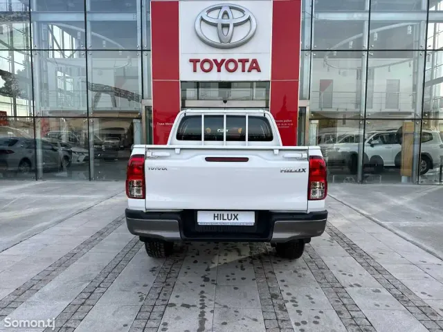 Toyota Hilux 2025 · 2.7 MT