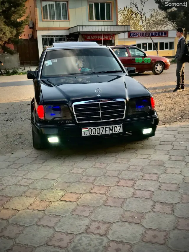 Mercedes-Benz W124 1990 · 2.0 AT