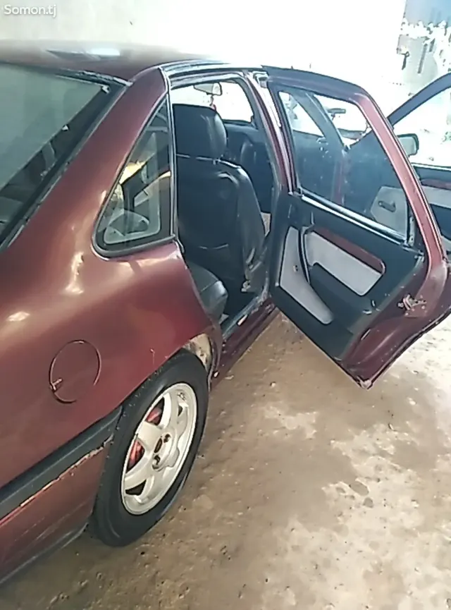 Opel Vectra A 1990 · 1.6 MT