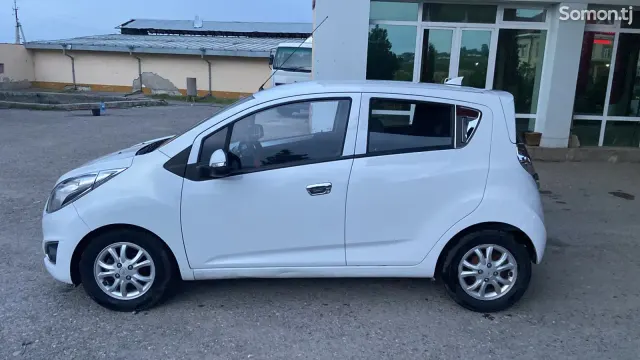 Chevrolet Spark 2015 · 1.0 AT