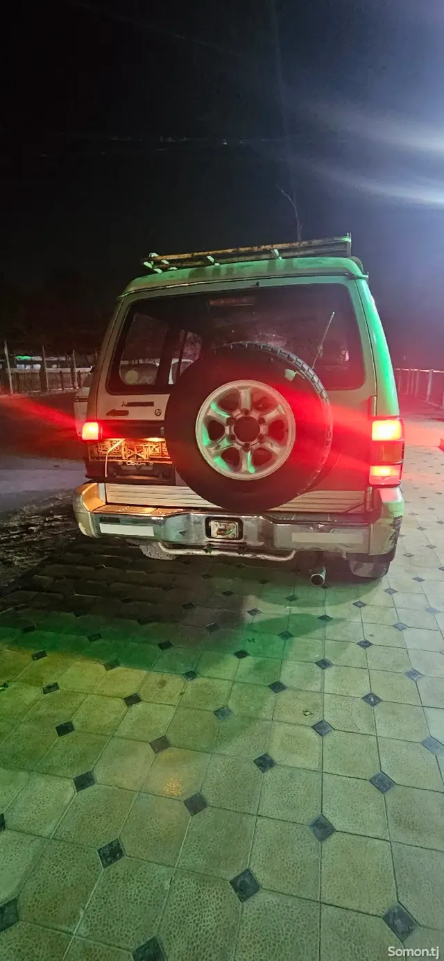 Mitsubishi Pajero 1995 · 2.7 AT