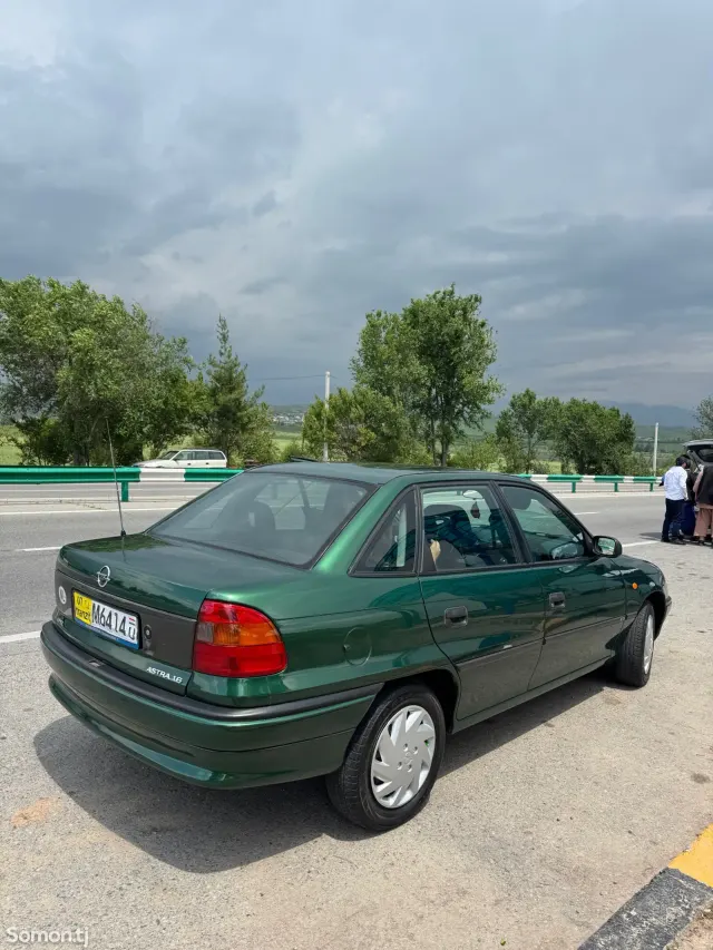 Opel Astra F 1998 · 1.6 MT