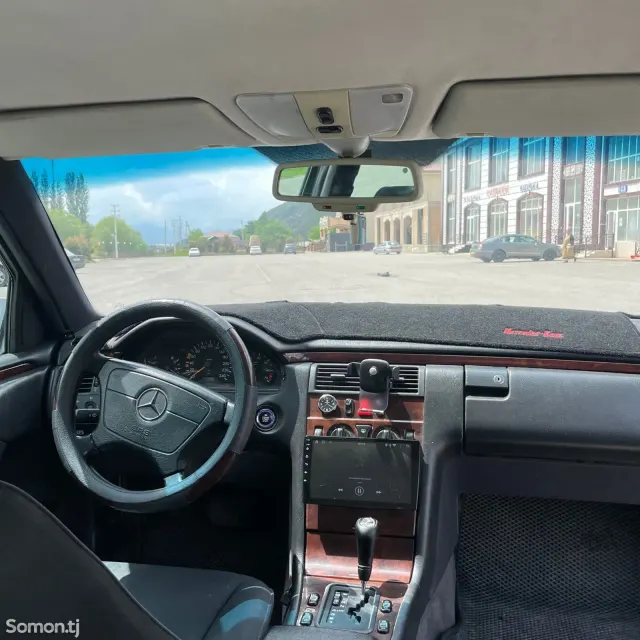 Mercedes-Benz E class 1997 · 2.0 AT