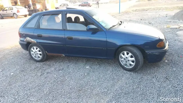 Opel Astra F 1992 · 1.6 MT