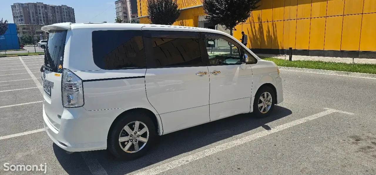 Toyota Voxy 2009 · 2.0 AT
