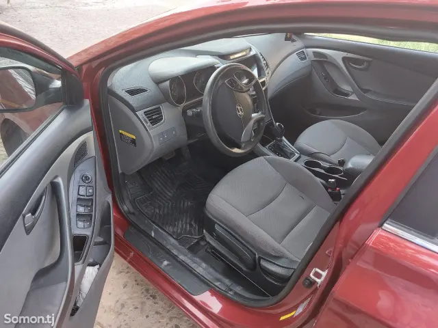 Hyundai Elantra 2015 · 1.8 AT