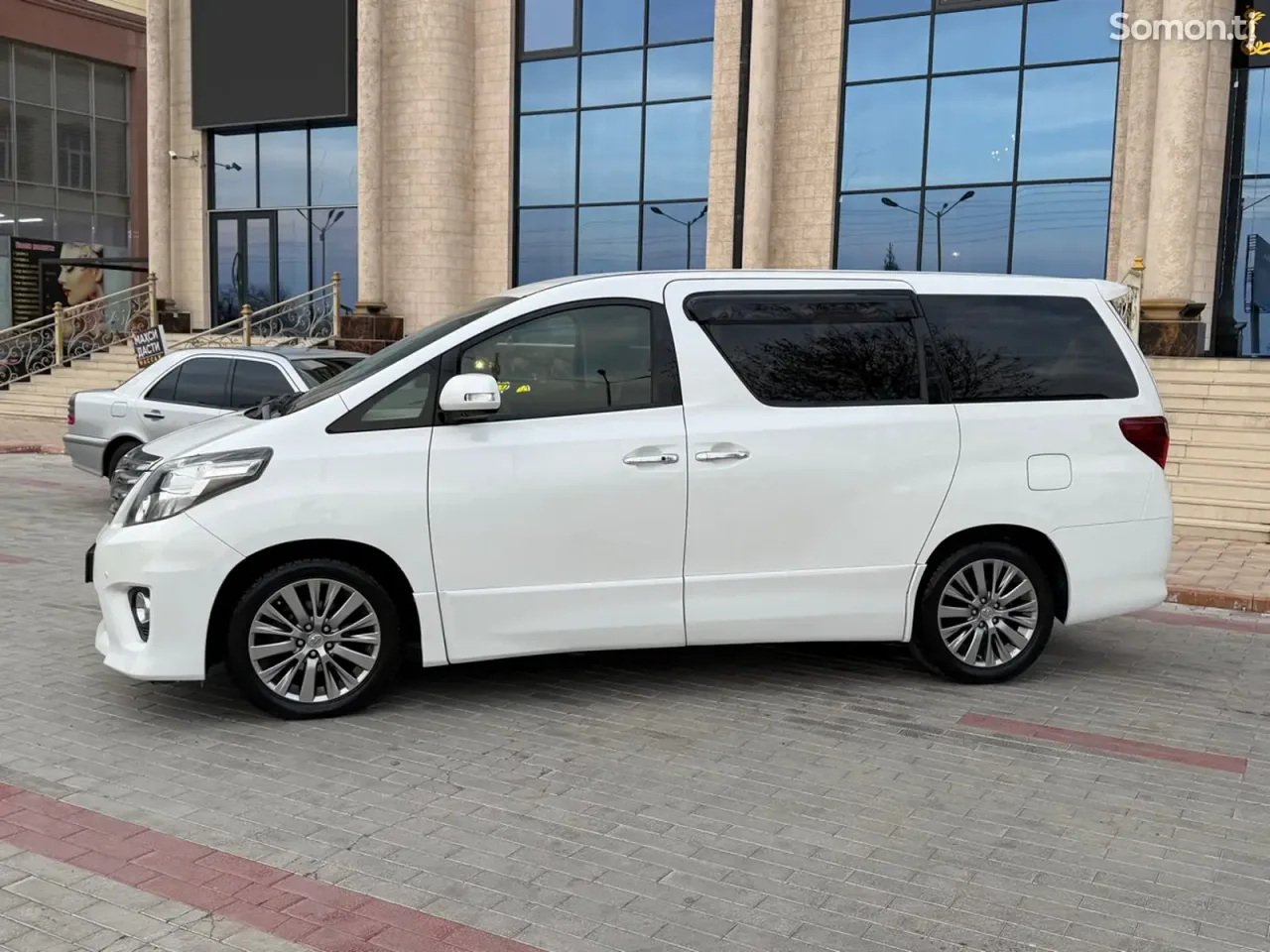Toyota Alphard 2014 · 2.4 AT