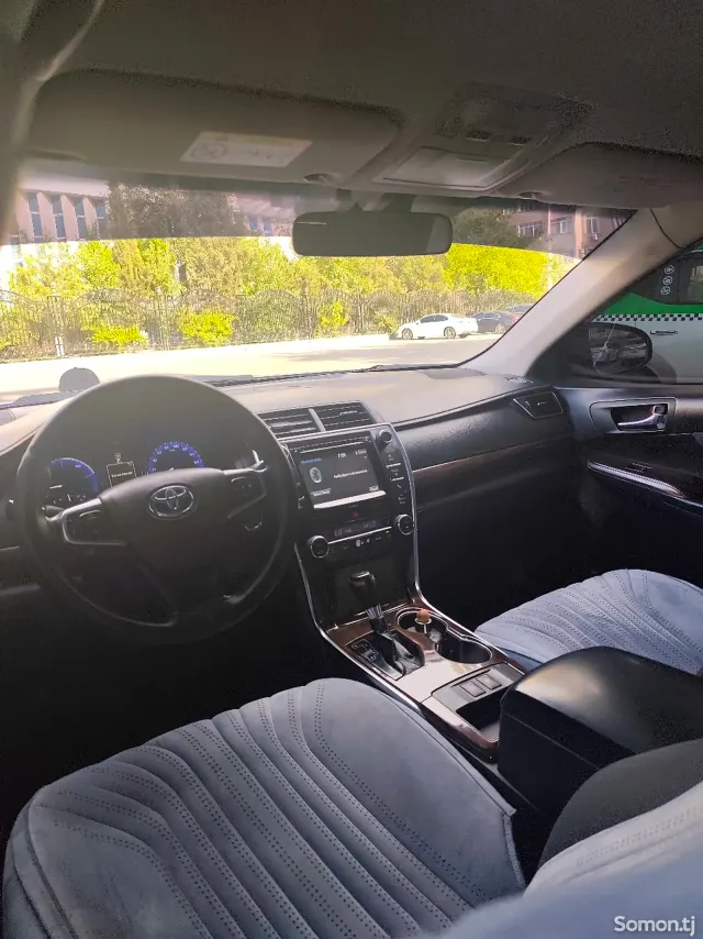 Toyota Camry 2015 · 2.5 AT