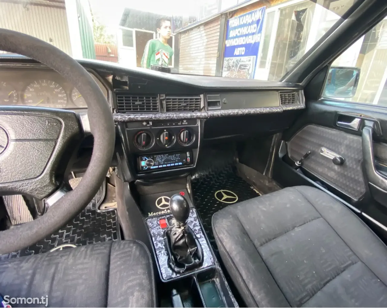 Mercedes-Benz W201 1991 · 2.0 MT
