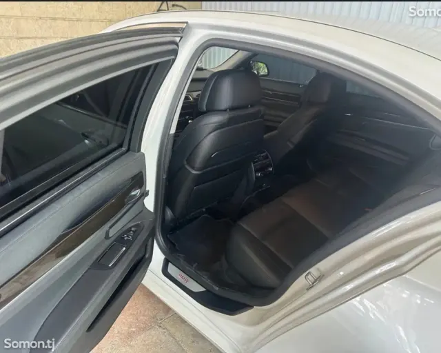 BMW 7 series 2015 · 4.0 AT