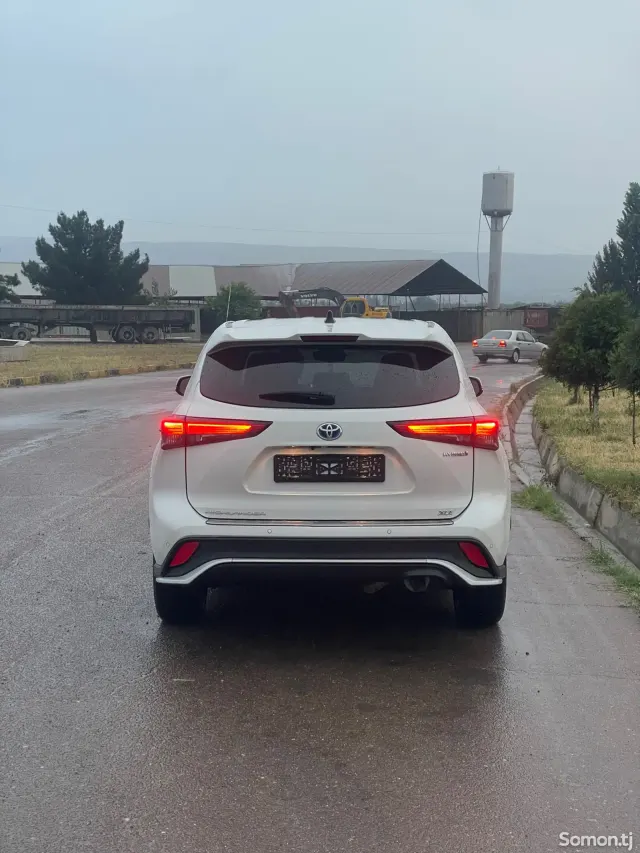 Toyota Highlander 2022 · 2.5 AT