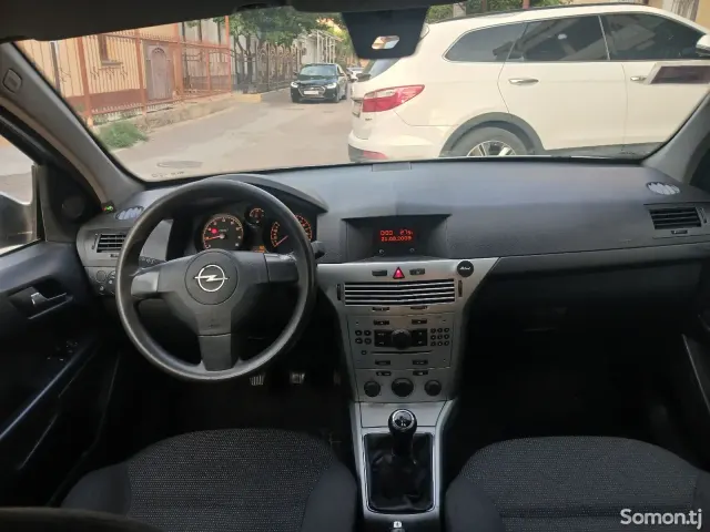 Opel Astra H 2009 · 1.6 MT