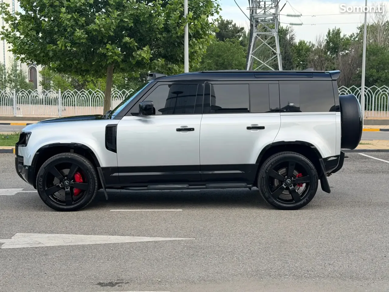 Land Rover Defender 2023 · 3.0 AT