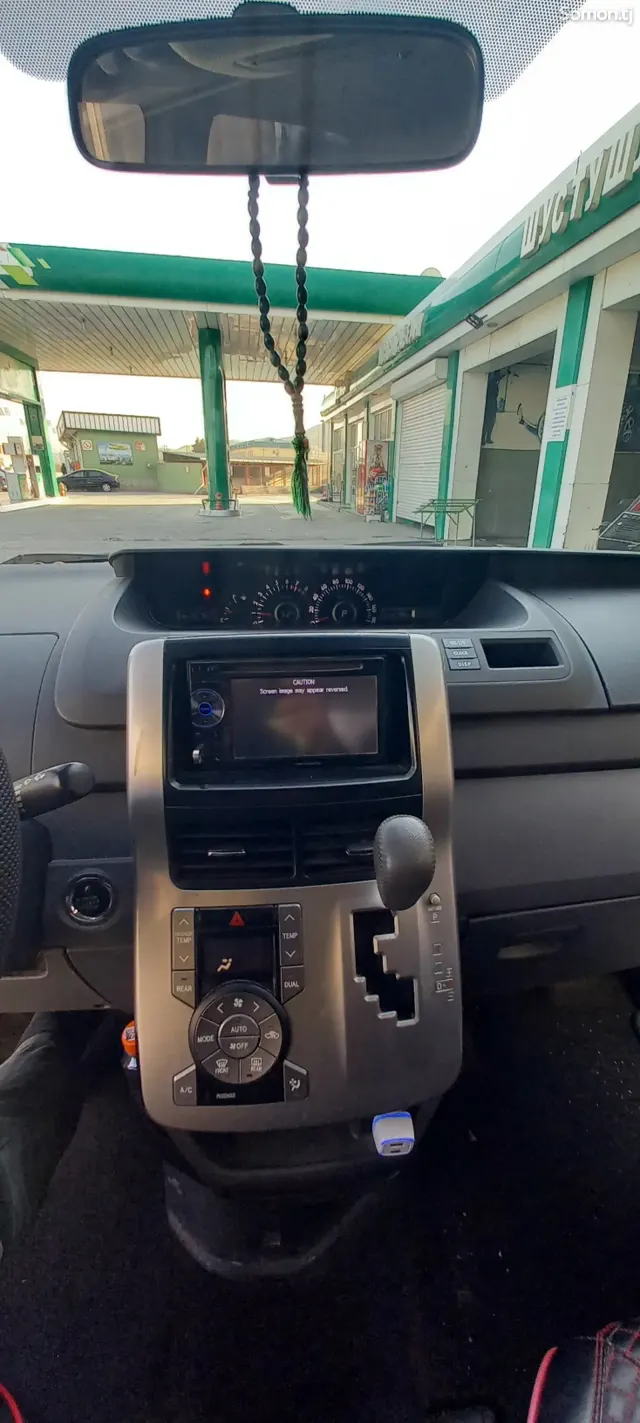 Toyota Voxy 2010 · 2.0 AT