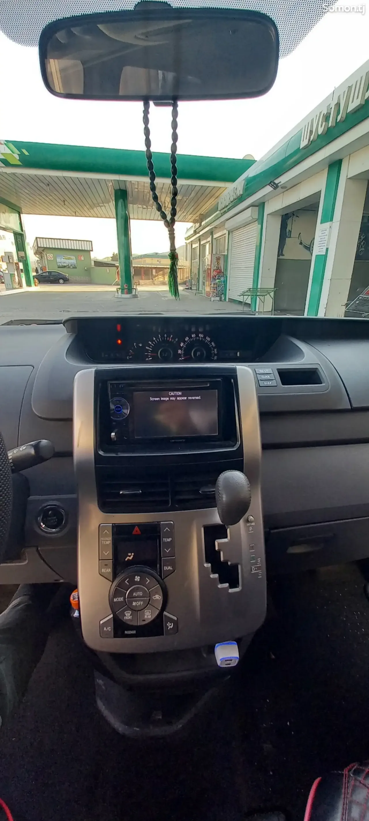 Toyota Voxy 2010 · 2.0 AT