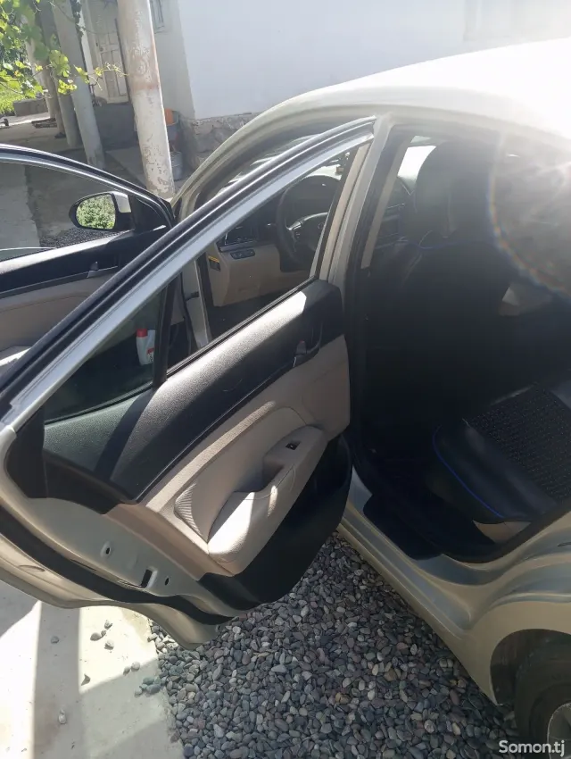 Hyundai Elantra 2018 · 2.0 AT