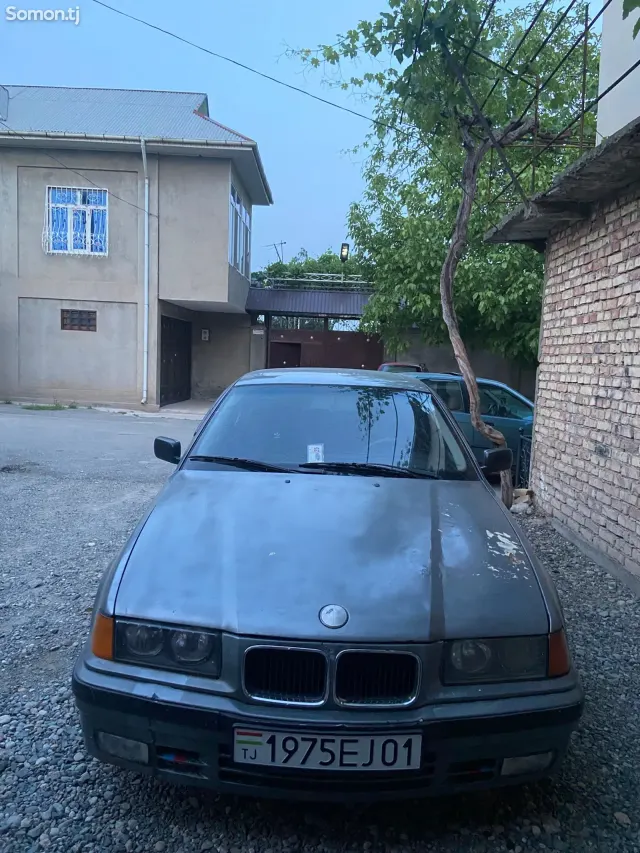 BMW 3 series 1992 · 1.6 MT