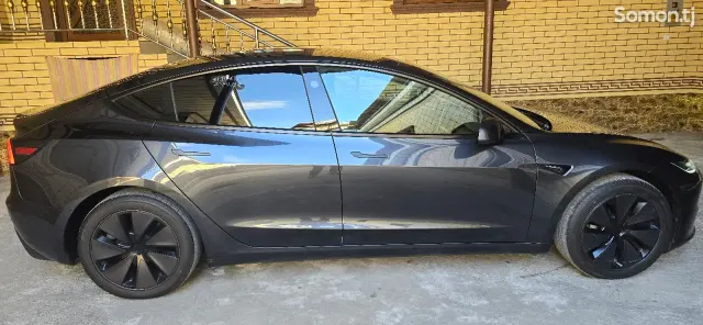 Tesla Model 3 2025 · AT