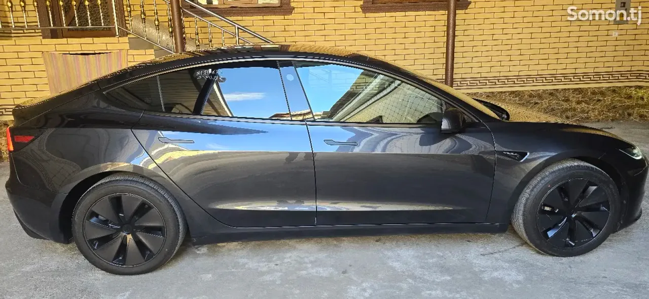 Tesla Model 3 2025 · AT