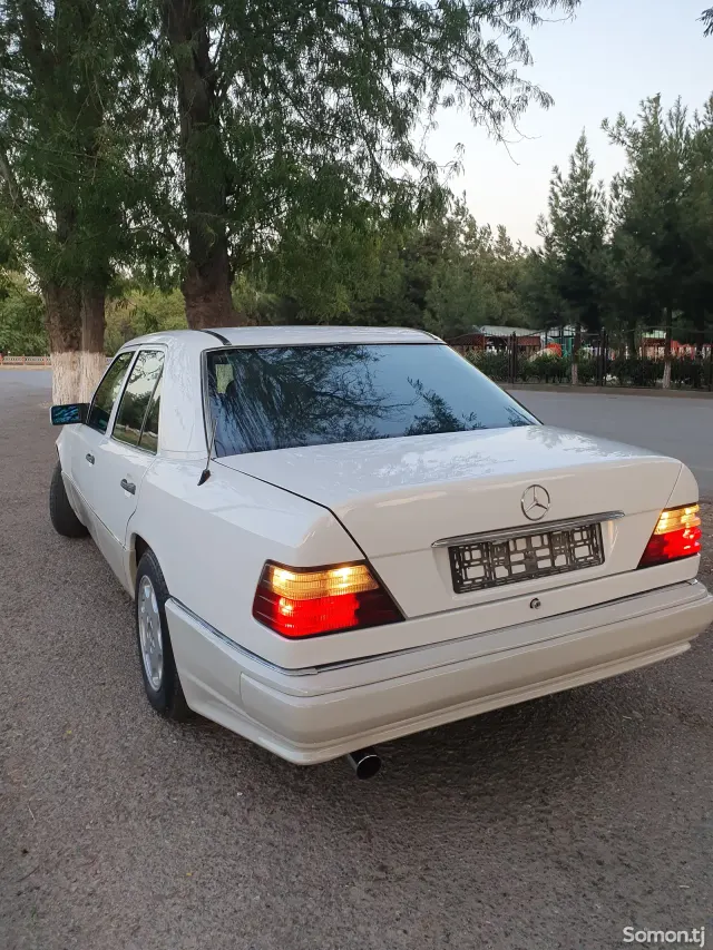 Mercedes-Benz W124 1993 · 2.5 AT