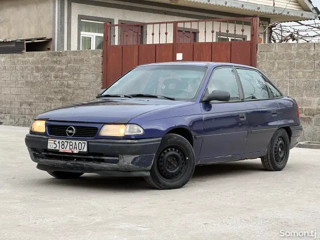 Opel Astra F 1995 · 1.6 MT