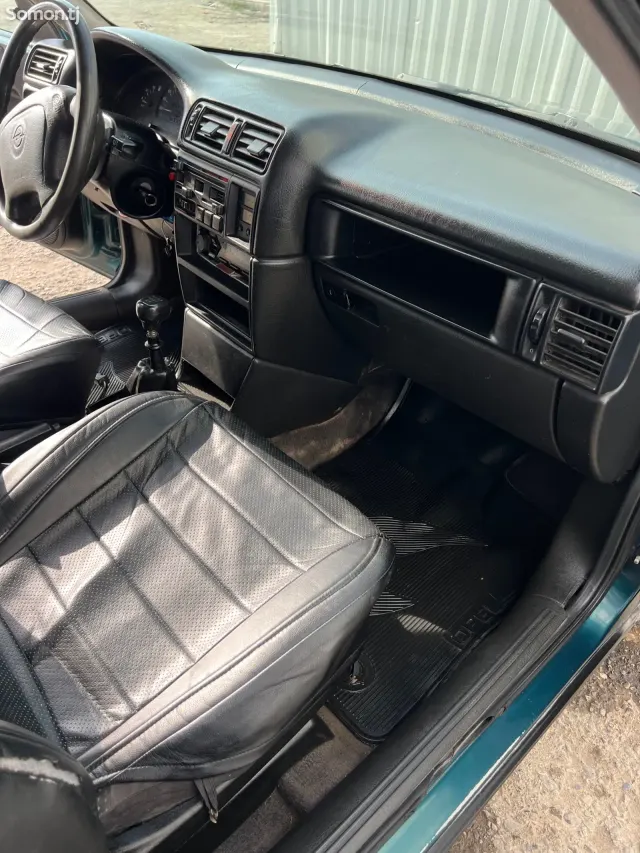 Opel Vectra A 1994 · 1.6 MT