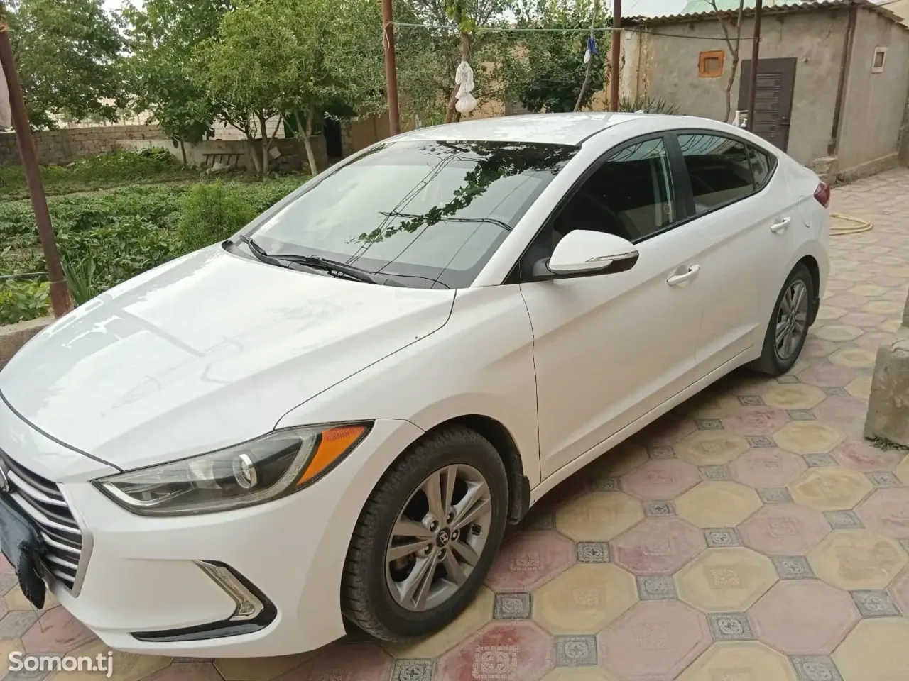 Hyundai Elantra 2017 · 2.2 AT