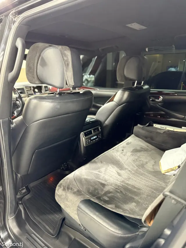 Lexus LX series 2015 · 5.7 AT