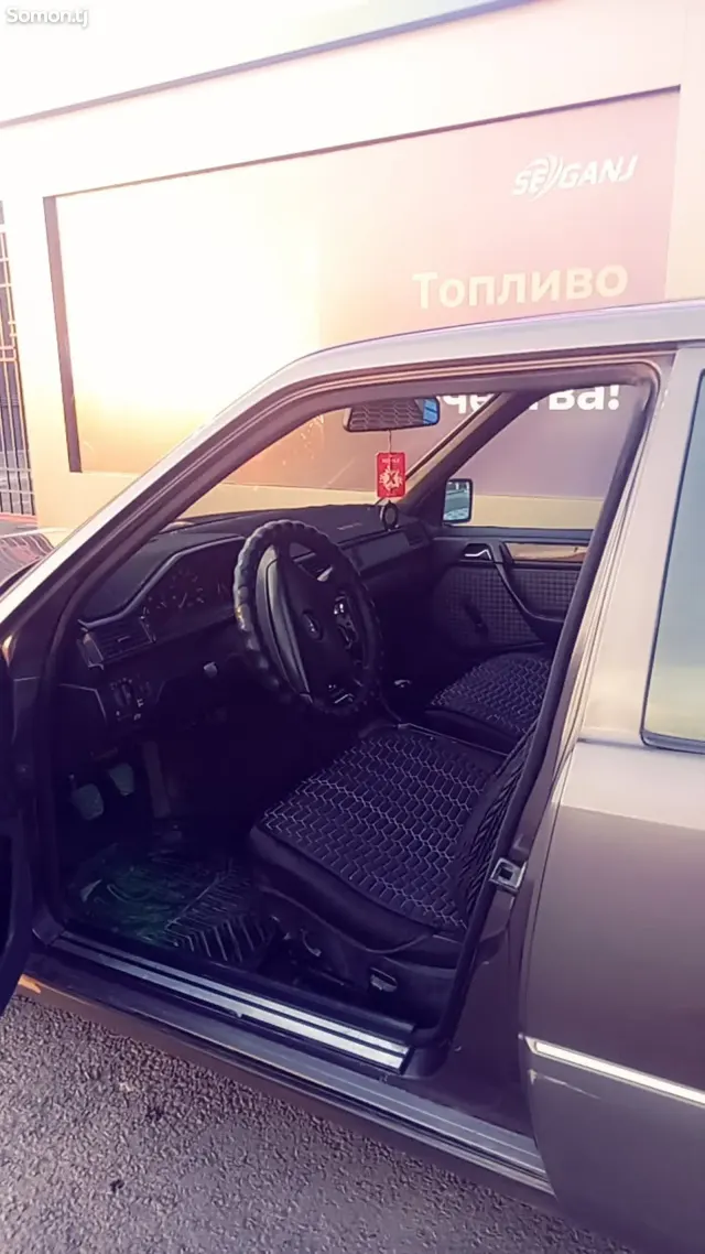 Mercedes-Benz W124 1991 · 2.0 MT
