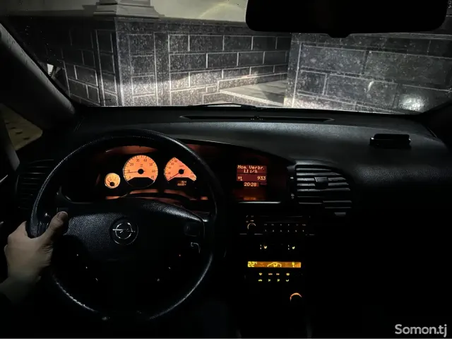 Opel Zafira 2005 · 2.2 MT