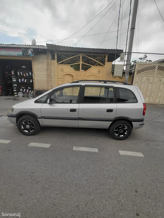 Opel Zafira 1999 · 1.6 MT
